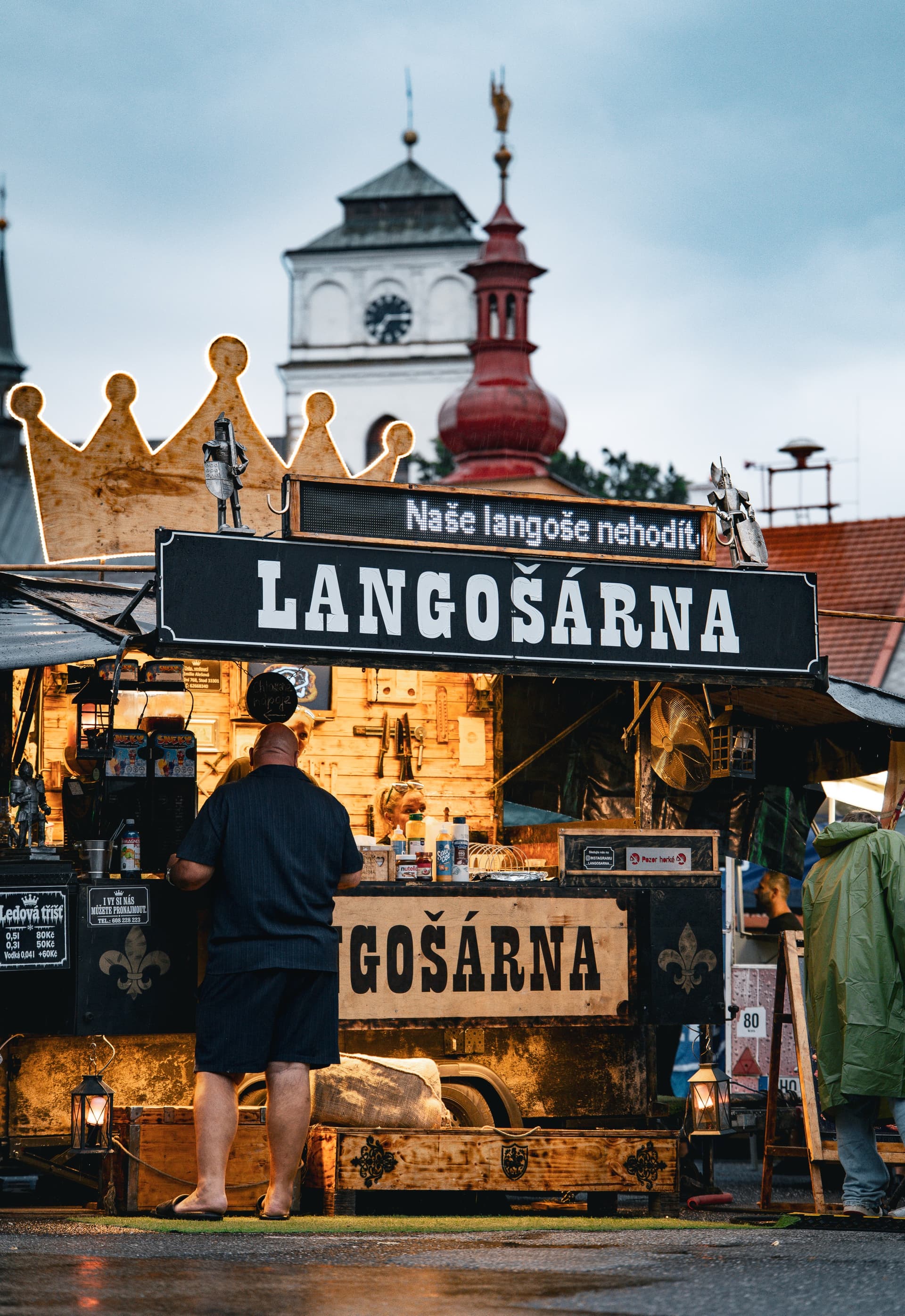 Sobotecký jarmark – stánek Langošárna na náměstí