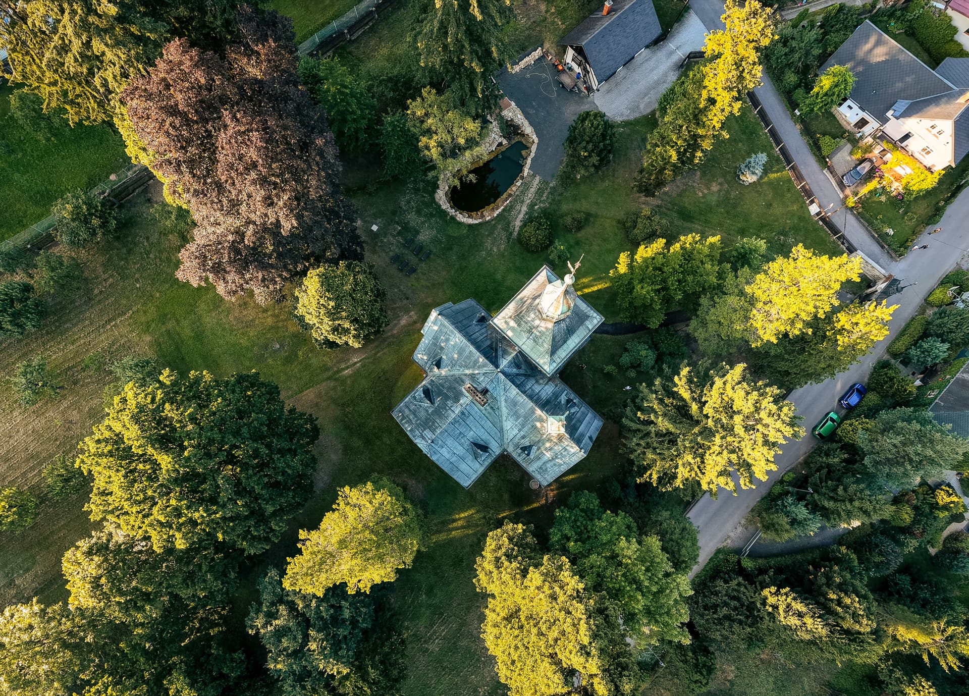 Letecký pohled na zámek Humprecht z dronu
