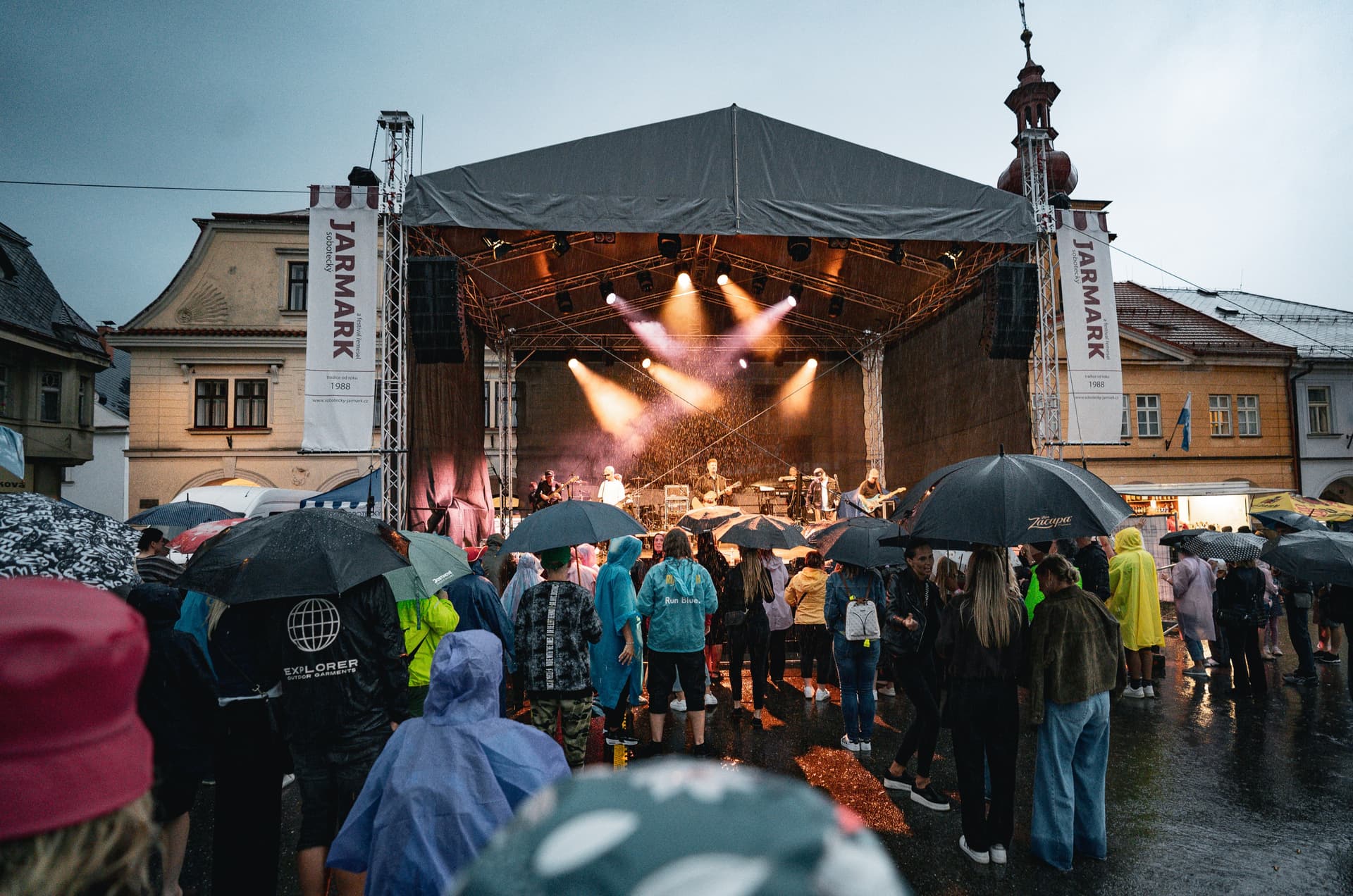 Sobotecký jarmark – koncert na náměstí v dešti