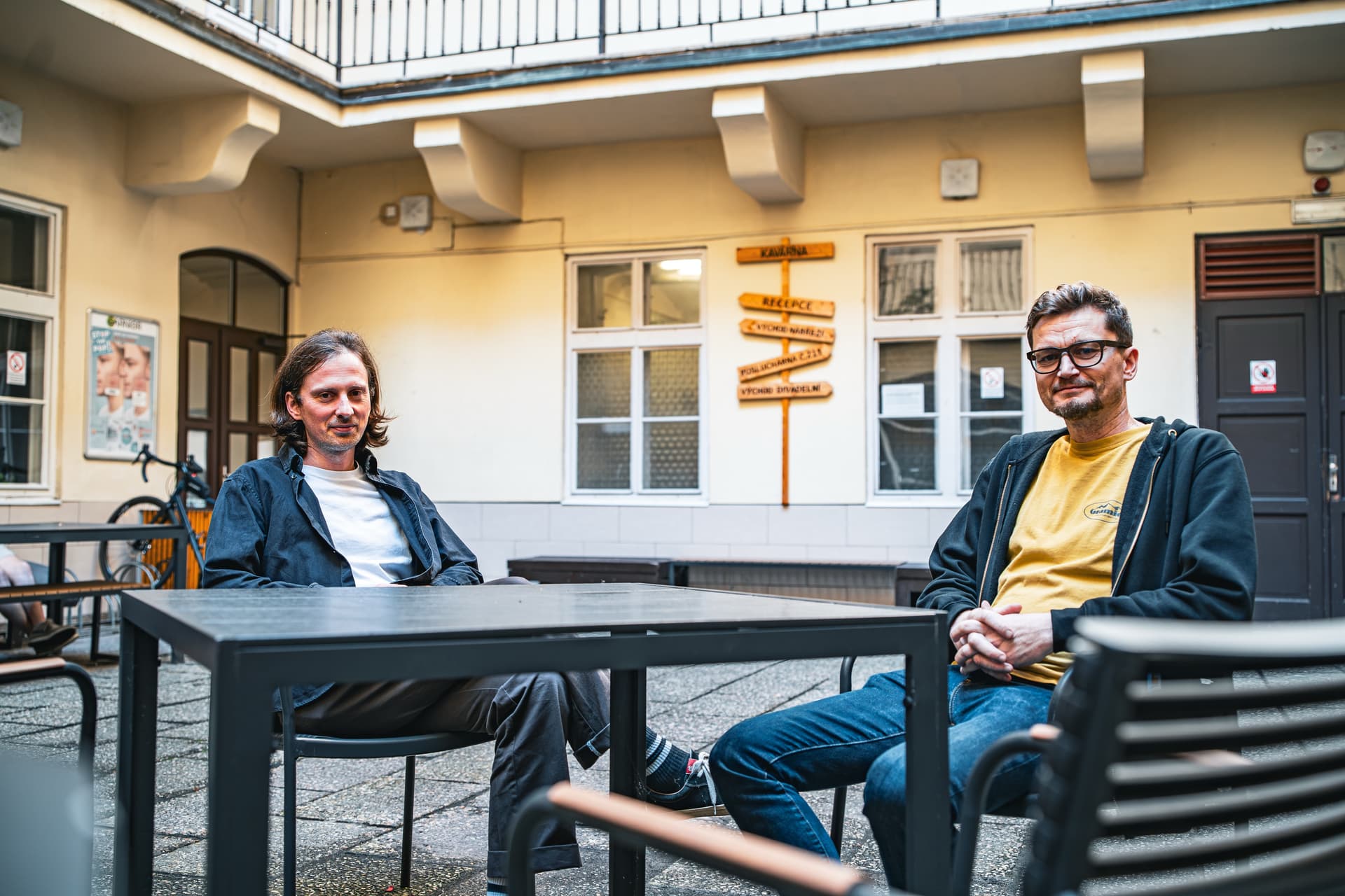 Neformální setkání v atriu instituce v Praze